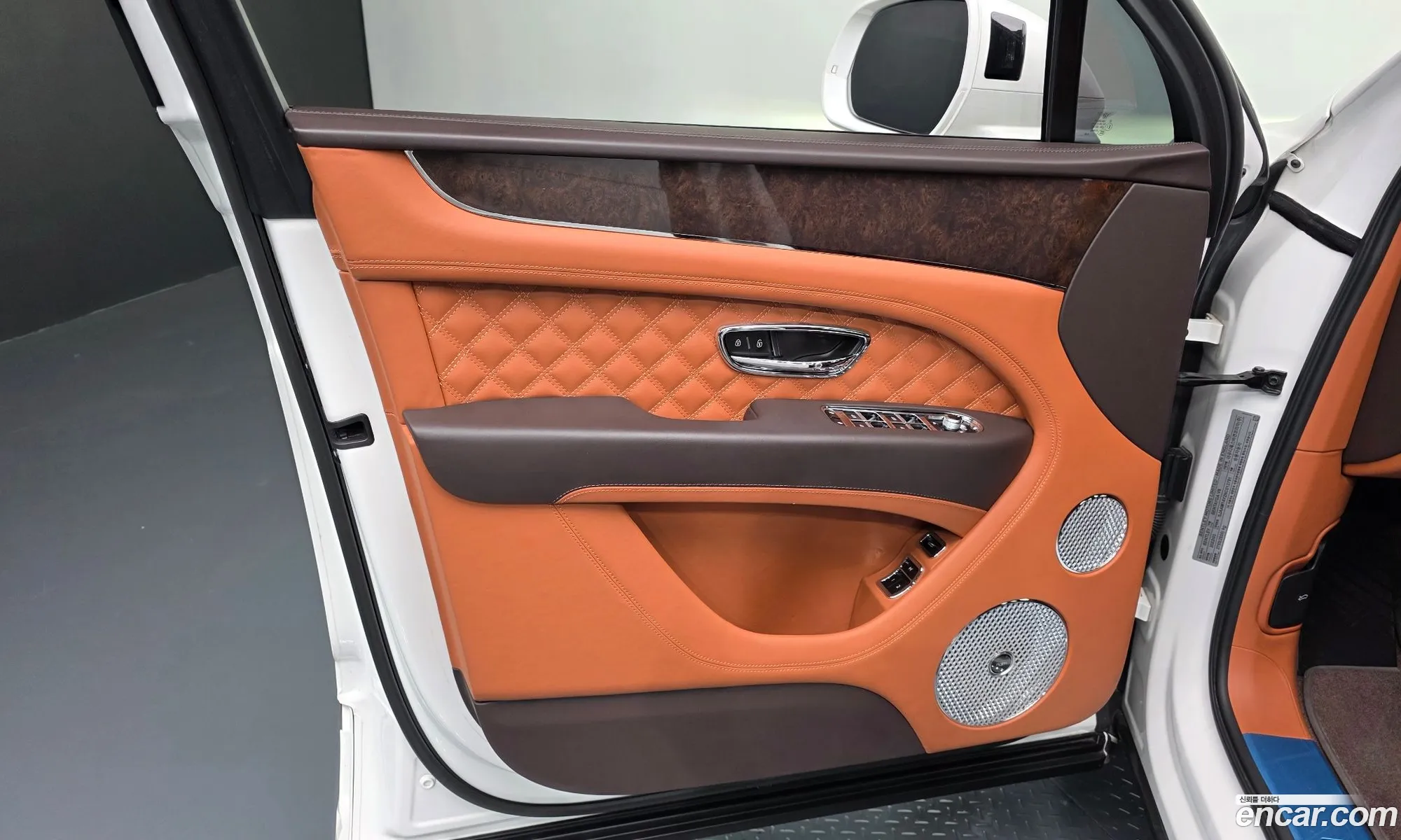 Bentley Bentayga 2022 SJAAM14V2NC013781 — 14