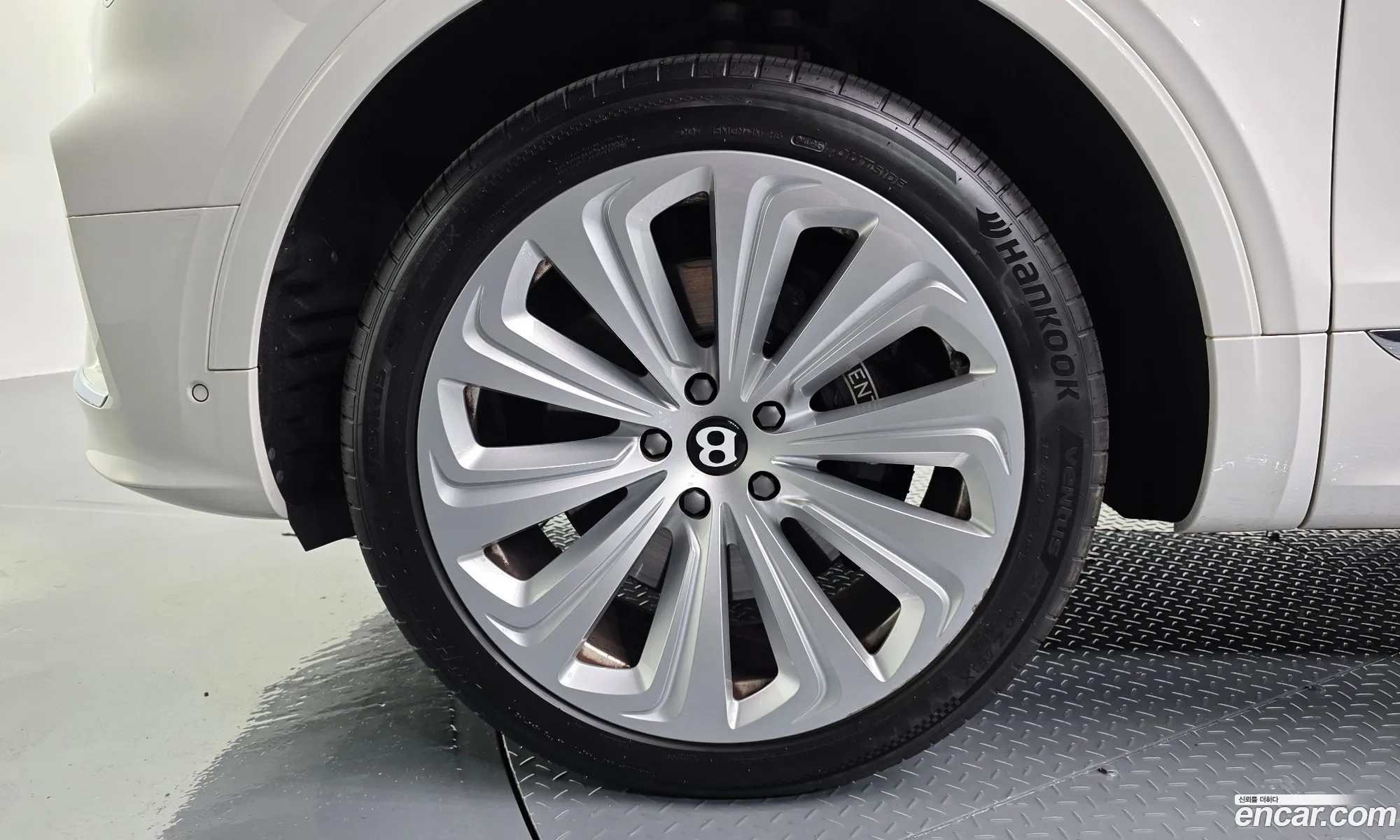 Bentley Bentayga 2022 SJAAM14V2NC013781 — 5