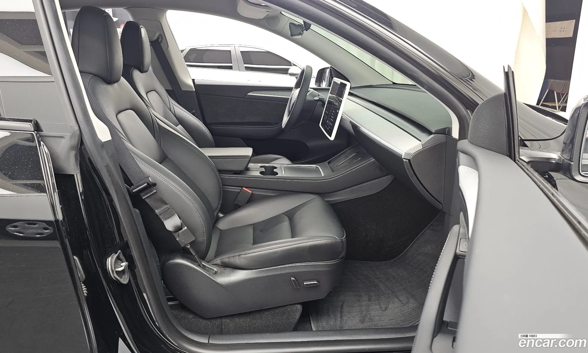 Tesla Model Y 2024 LRWYGCFS7RC426124 — 4