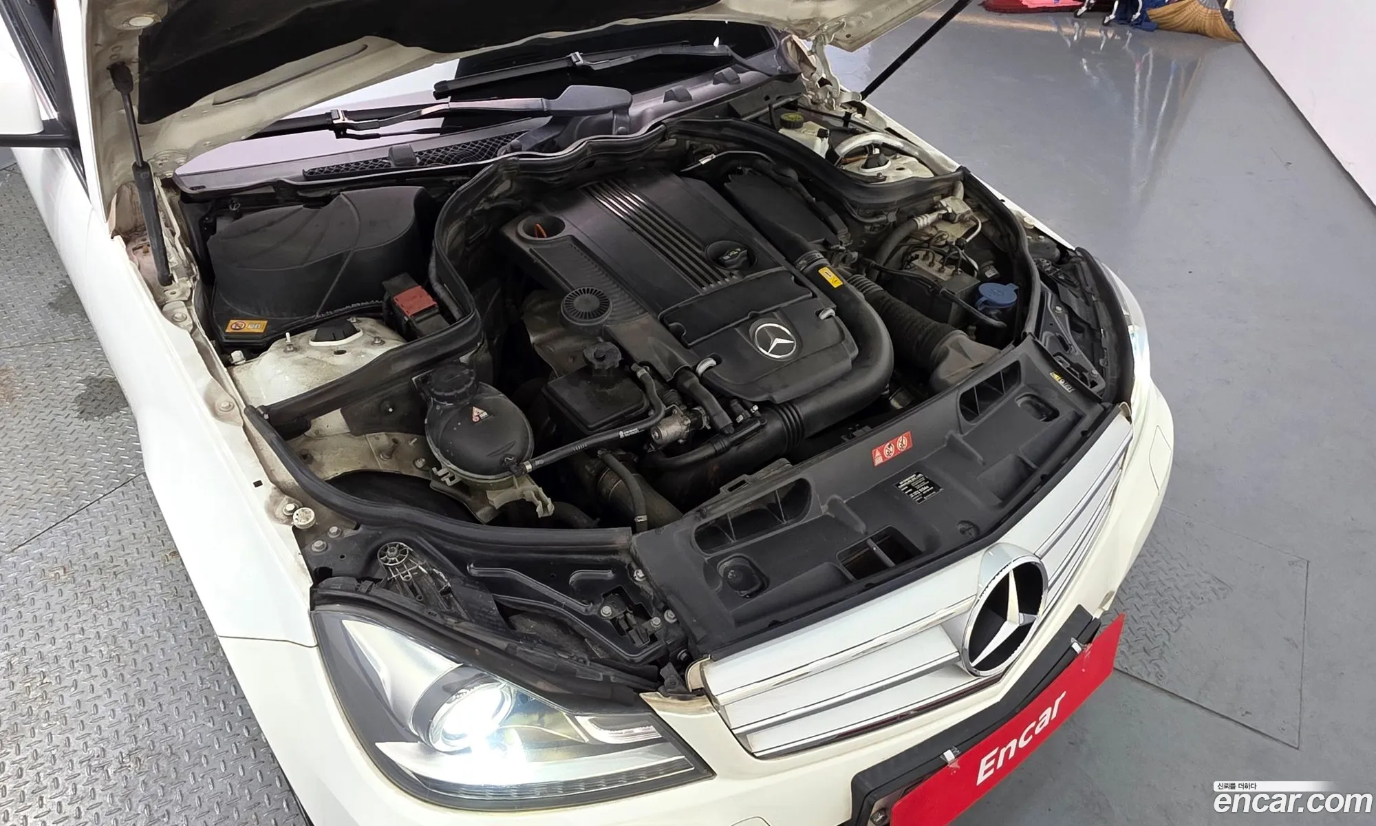 Mercedes-Benz C-Class W204 2012 WDDGF4JB1DA767950 — 19