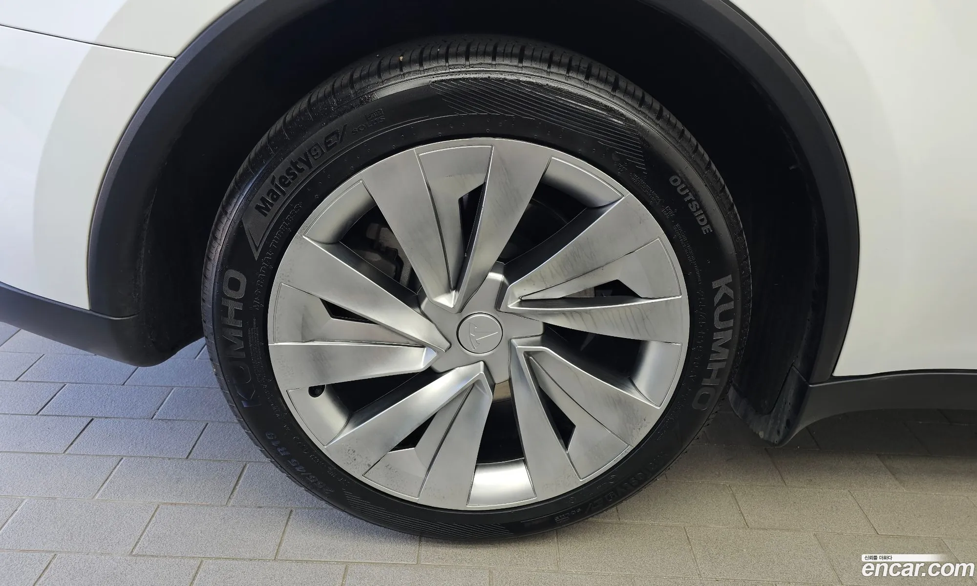 Tesla Model Y 2025 LRWYGCFJ9SC101102 — 17