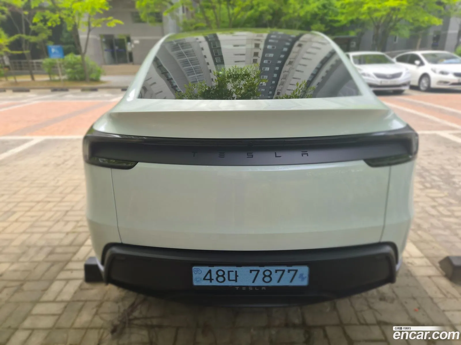 Tesla Model Y 2026 — 16