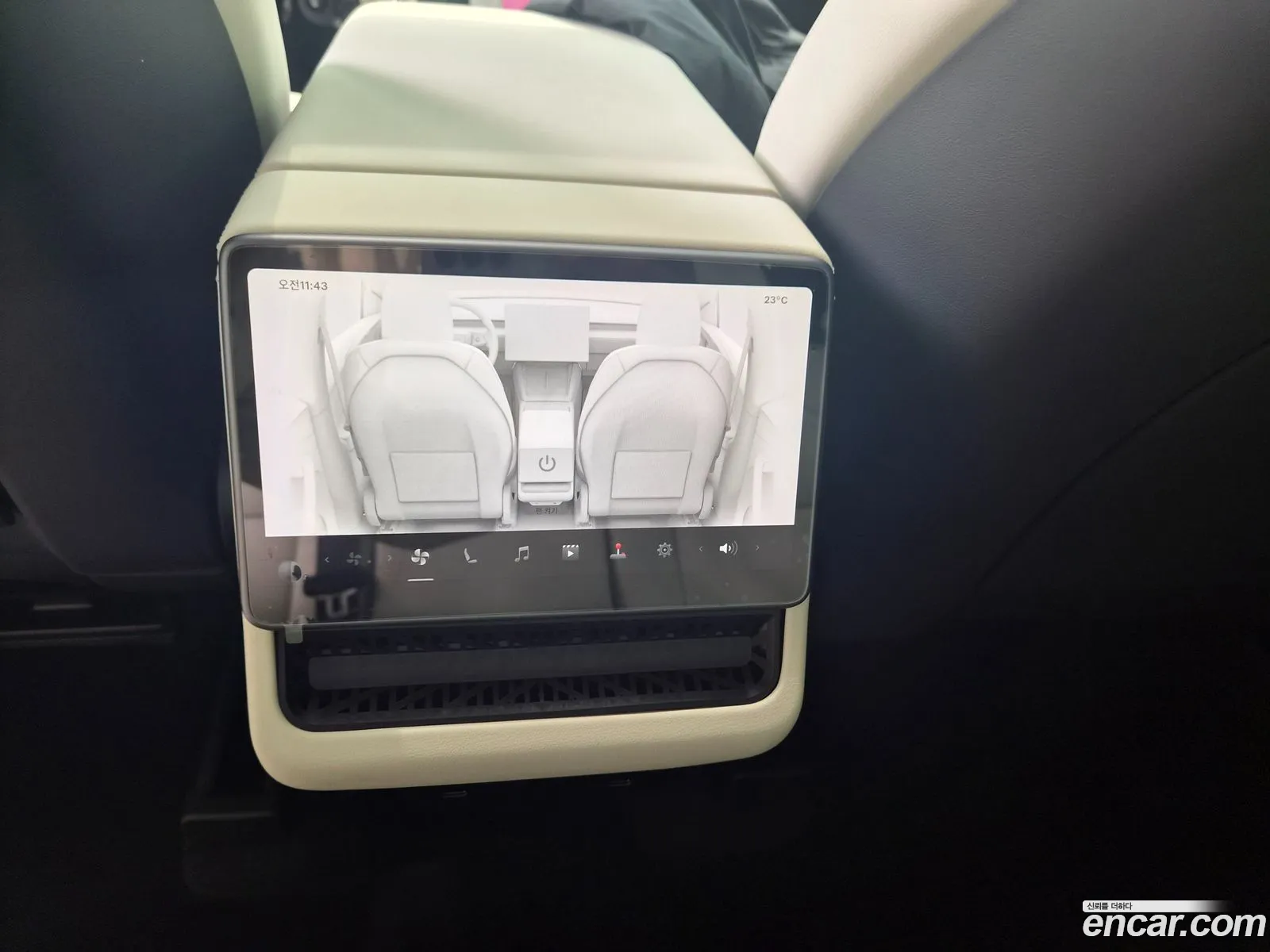 Tesla Model Y 2026 — 6