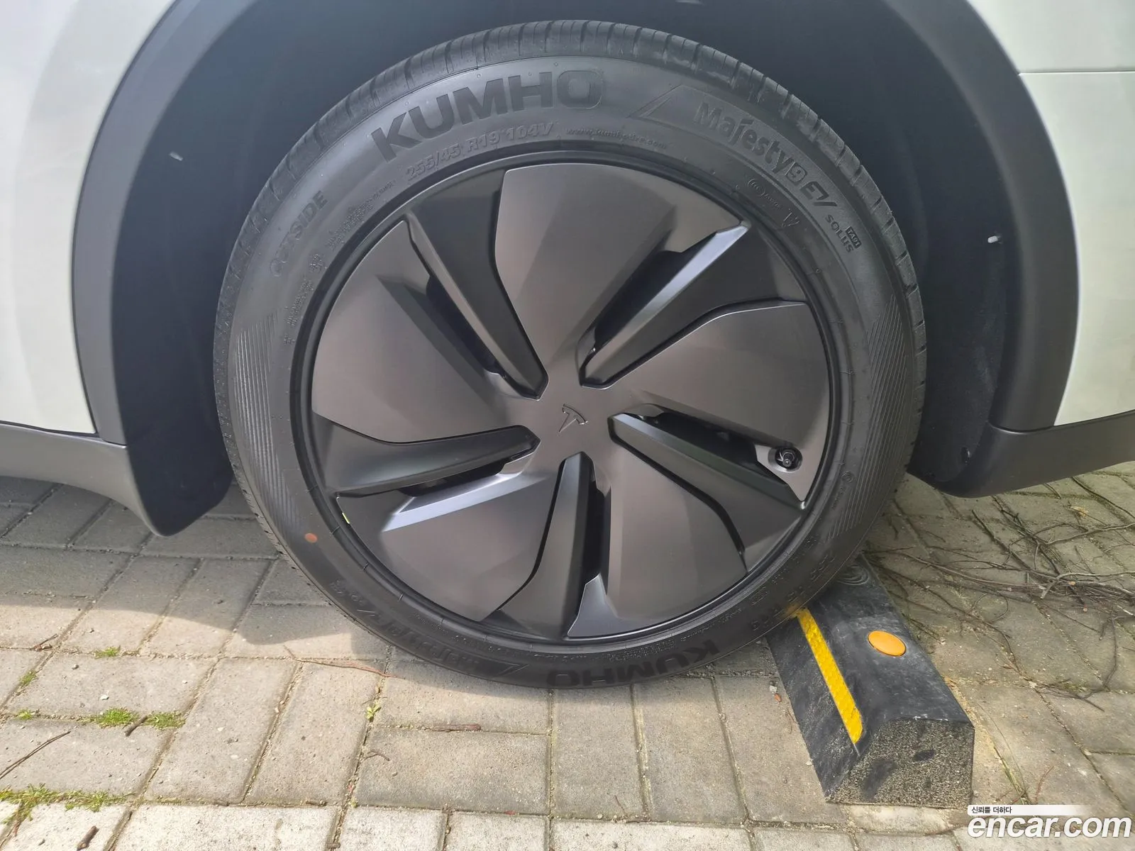 Tesla Model Y 2026 — 15