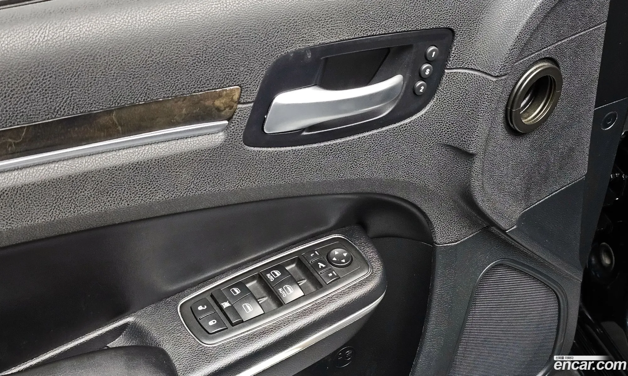 Chrysler 300C 2013 2C3CCACGXDH516617 — 17