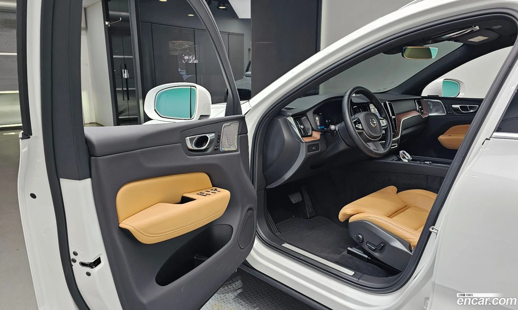 Volvo XC60 2023 LYVUZ0623RB772234 — 32