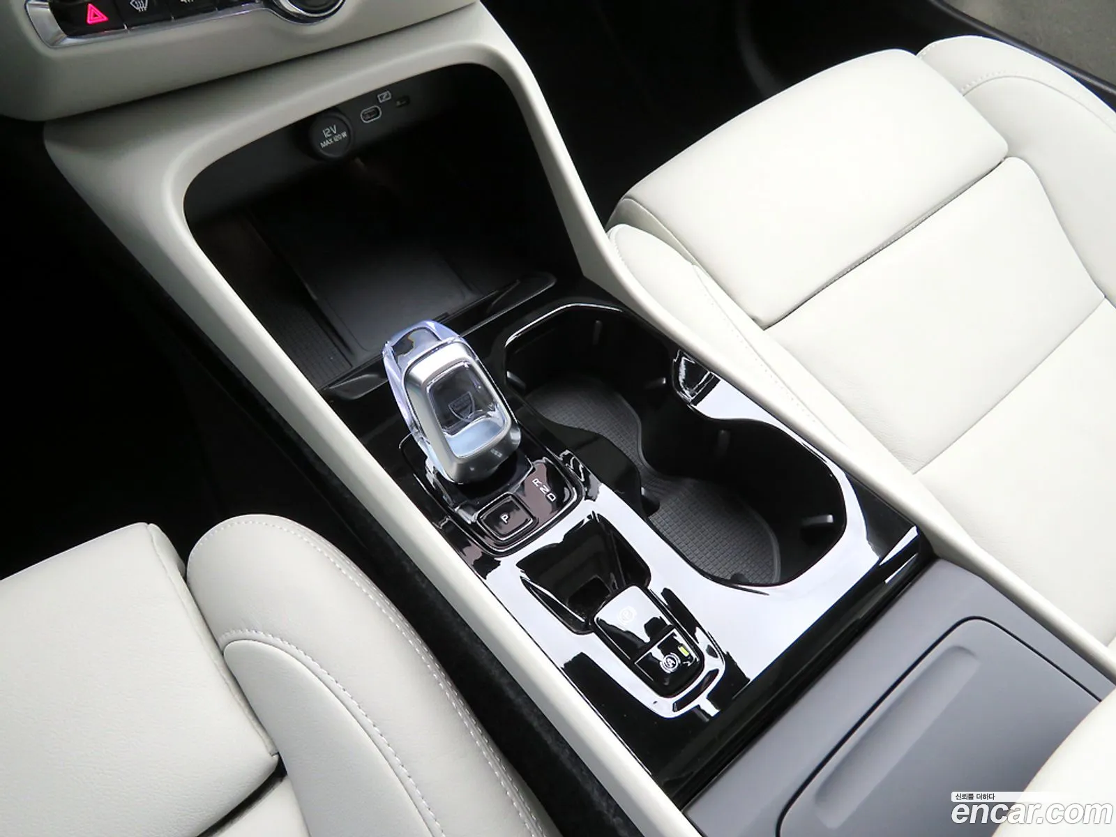 Volvo XC40 2025 — 2