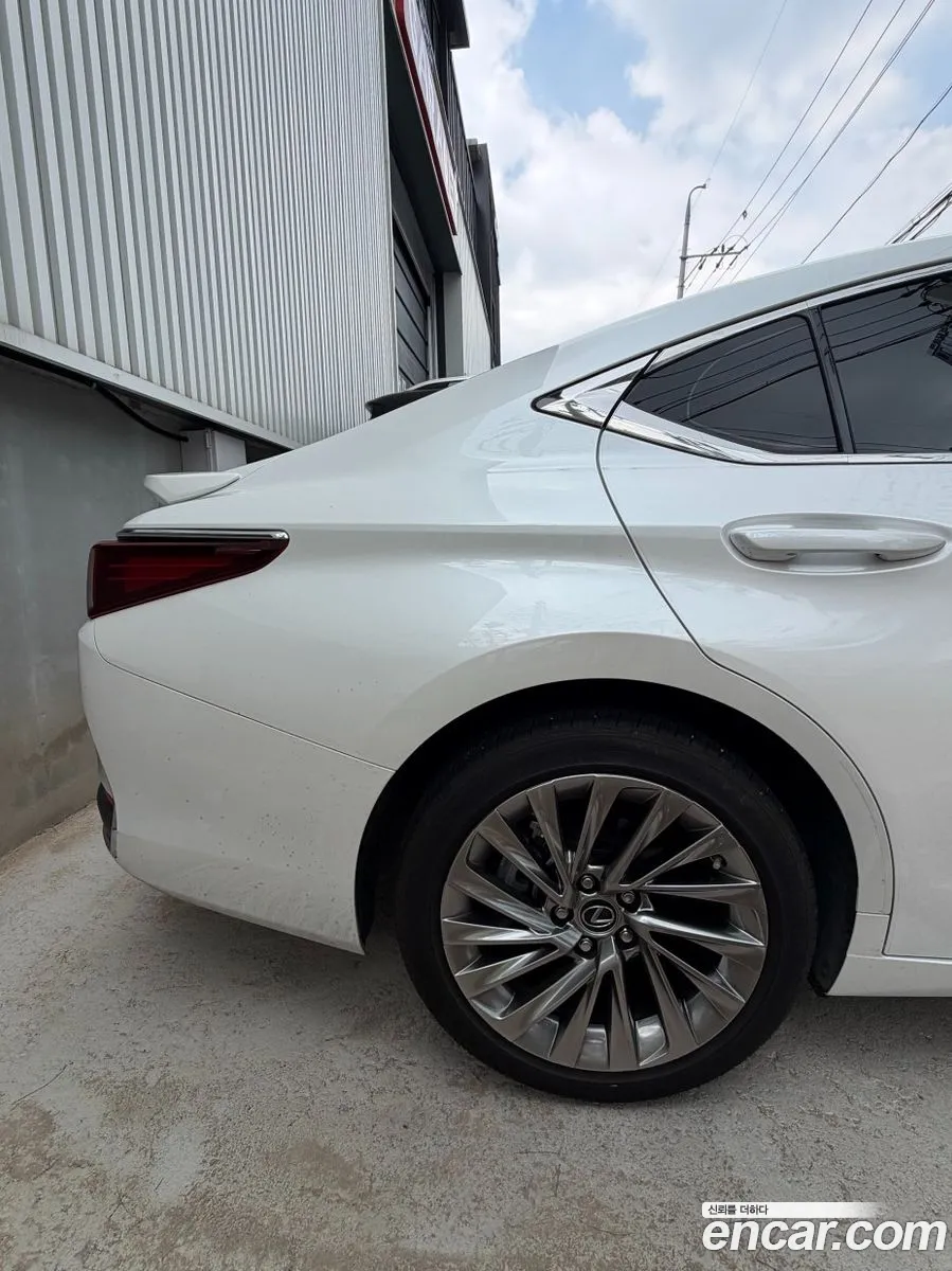 Lexus ES300h 7th Gen 2023 — 9