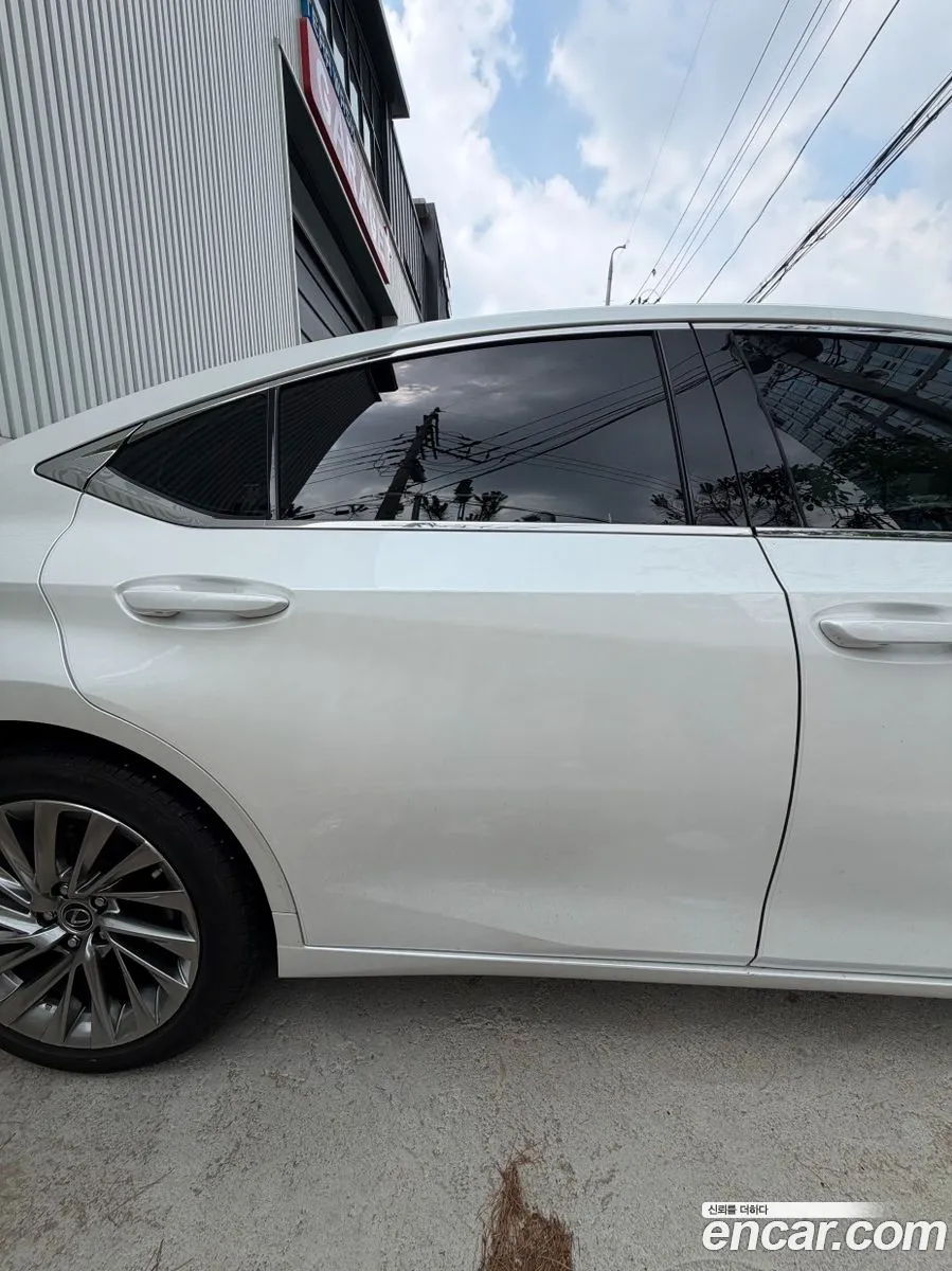 Lexus ES300h 7th Gen 2023 — 6