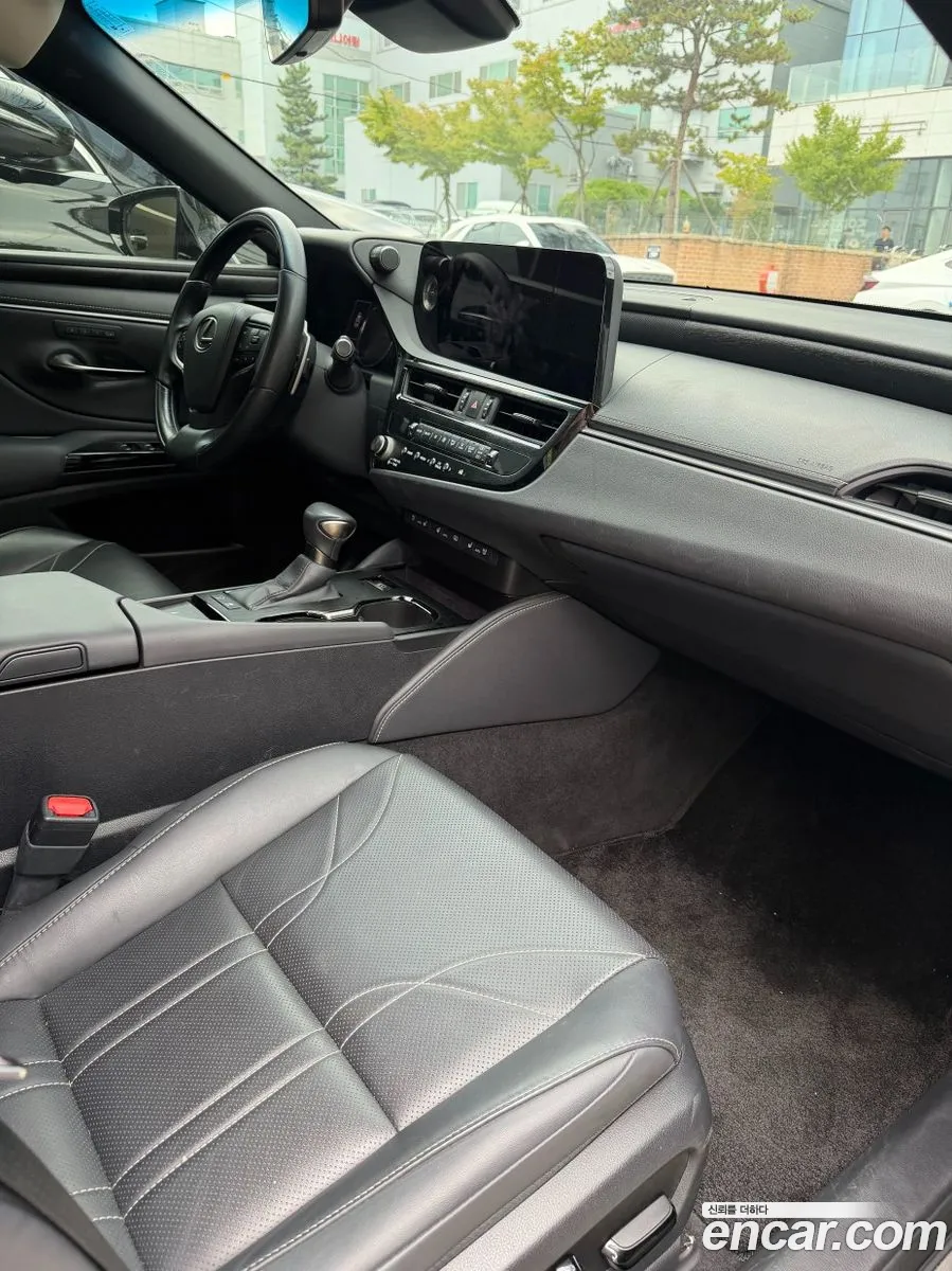 Lexus ES300h 7th Gen 2023 — 4