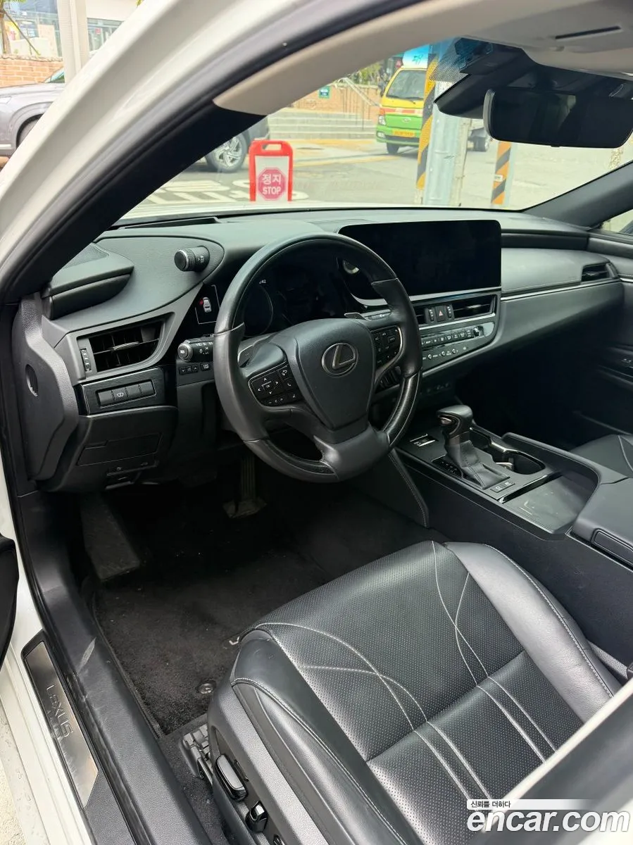 Lexus ES300h 7th Gen 2023 — 2