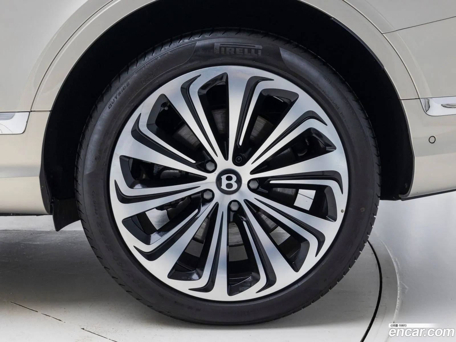 Bentley Bentayga 2024 — 2
