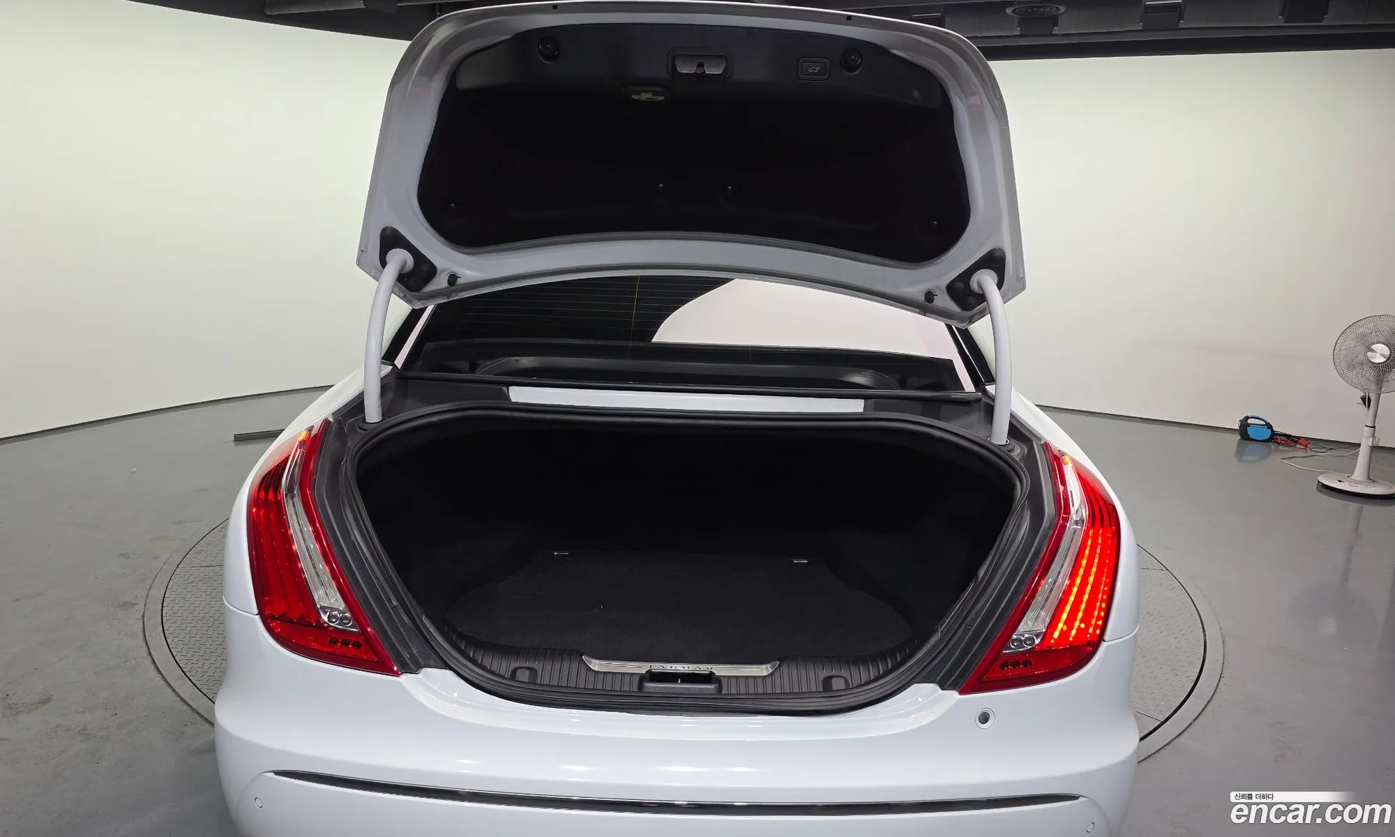 Jaguar XJ 2013 SAJAA20S4DPV46037 — 13