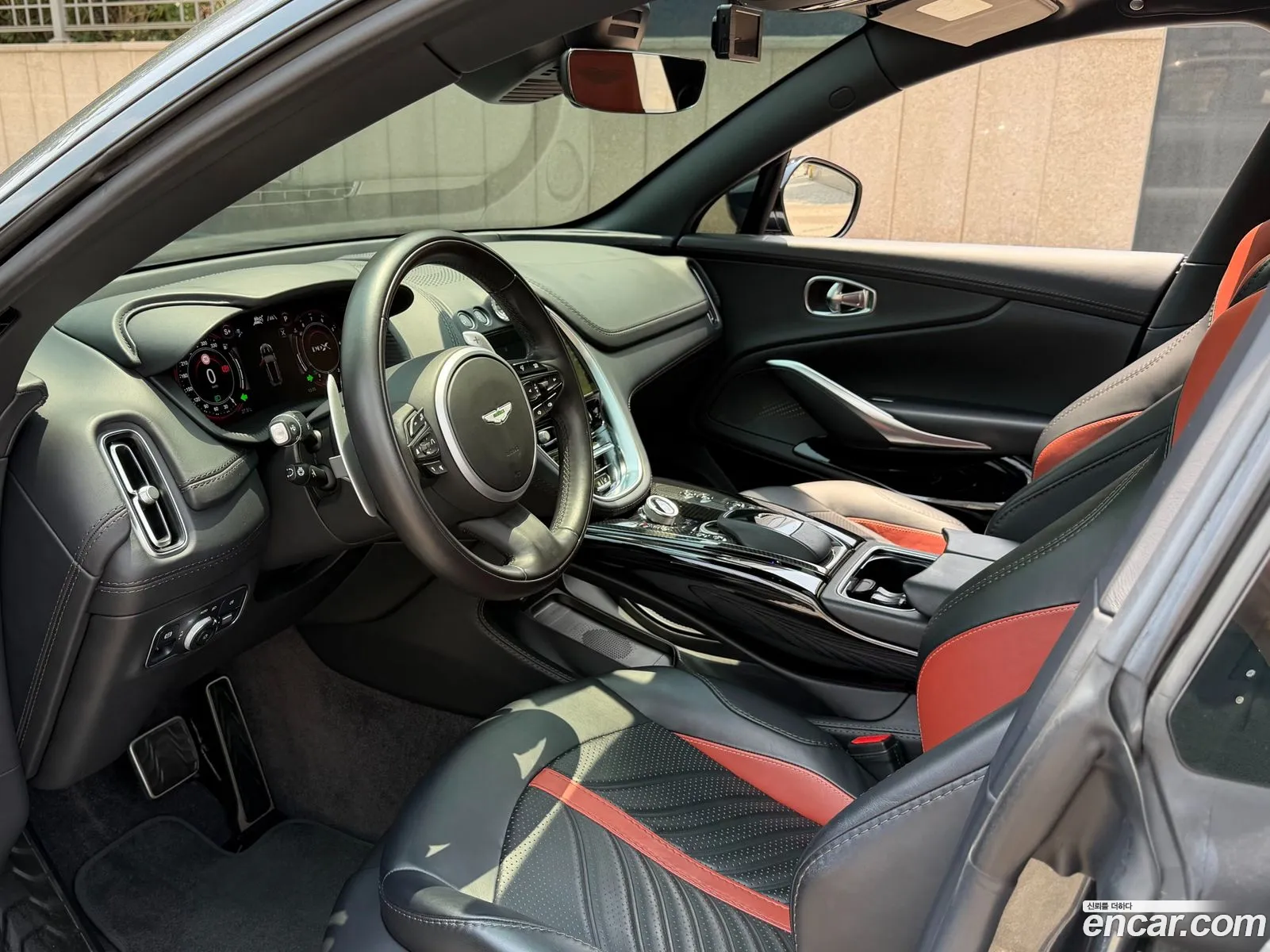 Aston Martin DBX 2023 — 10