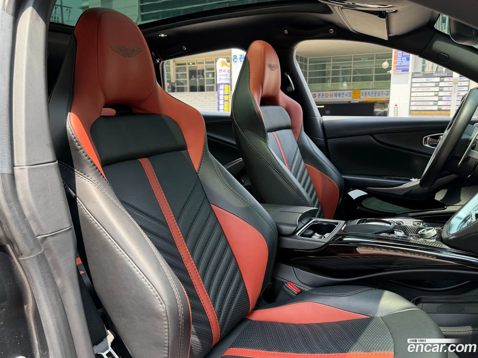 Aston Martin DBX 2023 — 16