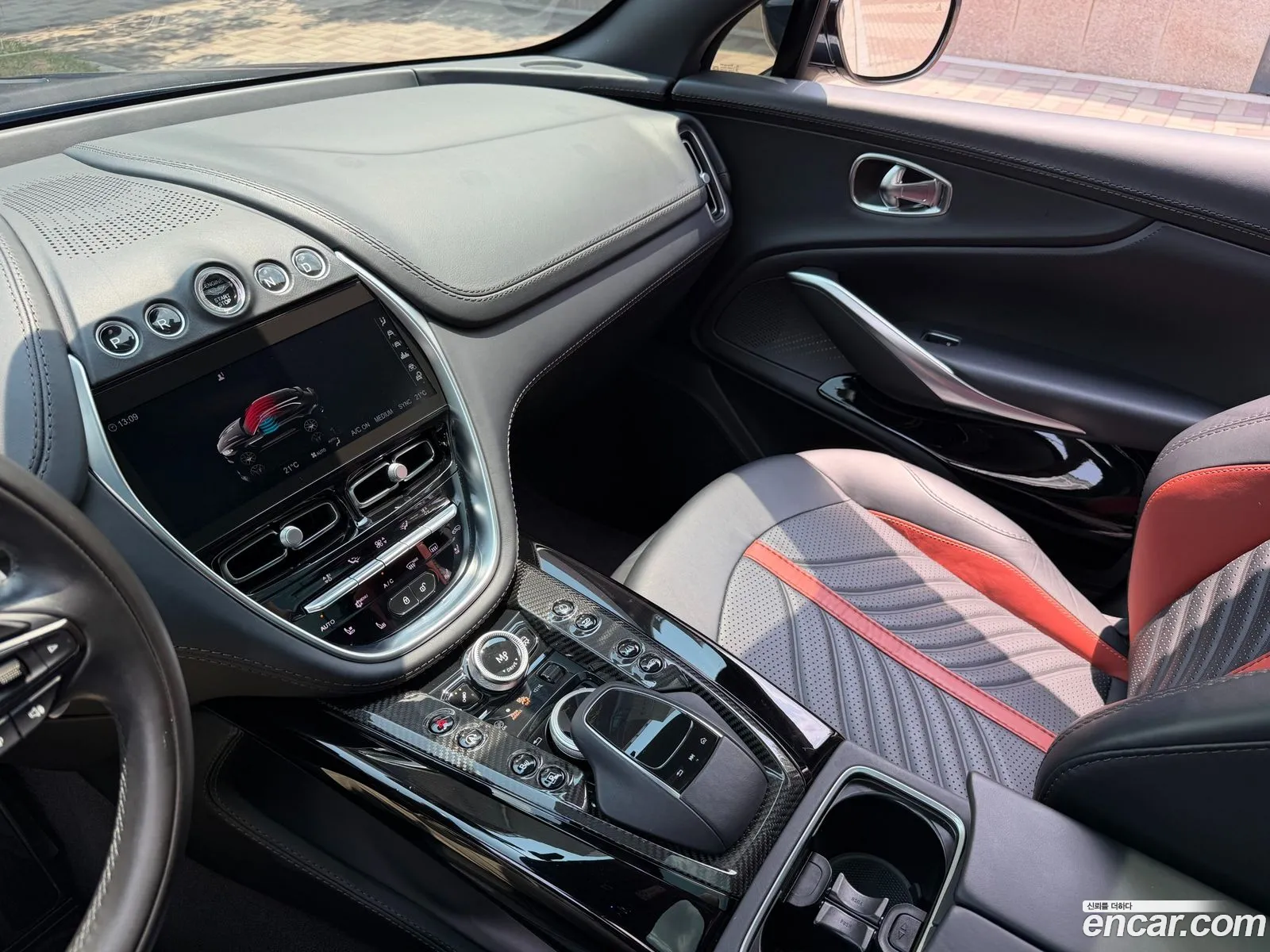 Aston Martin DBX 2023 — 3
