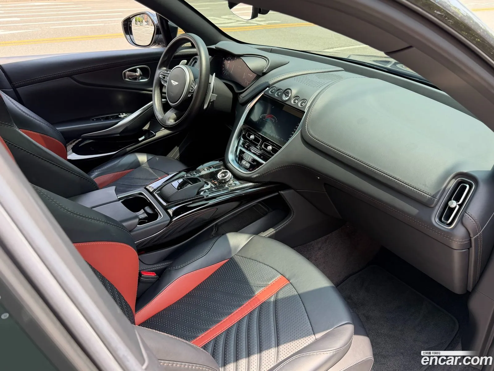 Aston Martin DBX 2023 — 14