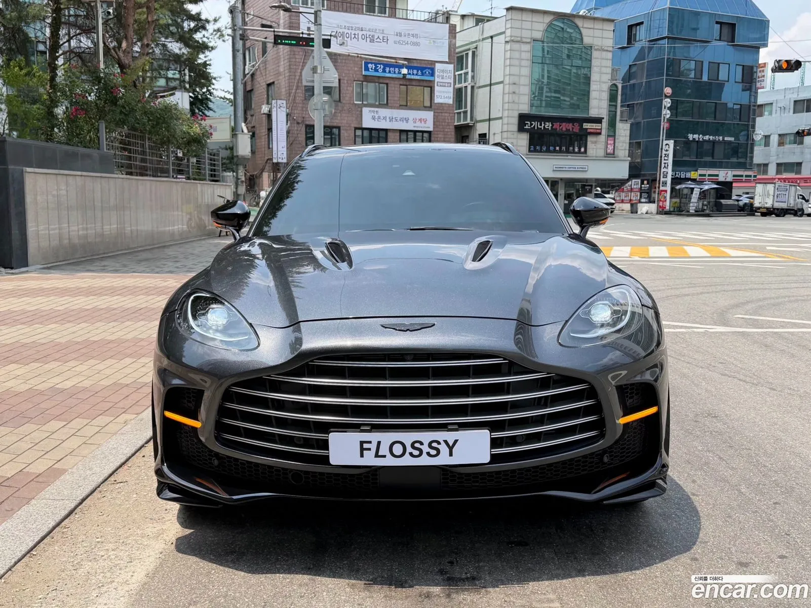 Aston Martin DBX 2023 — 9