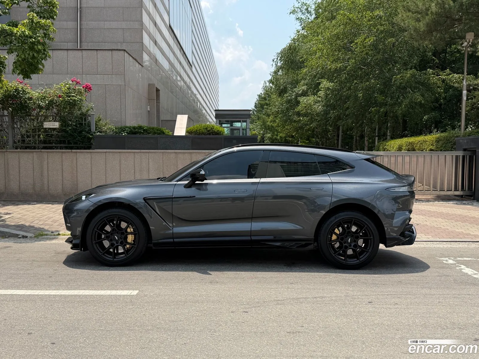 Aston Martin DBX 2023 — 19
