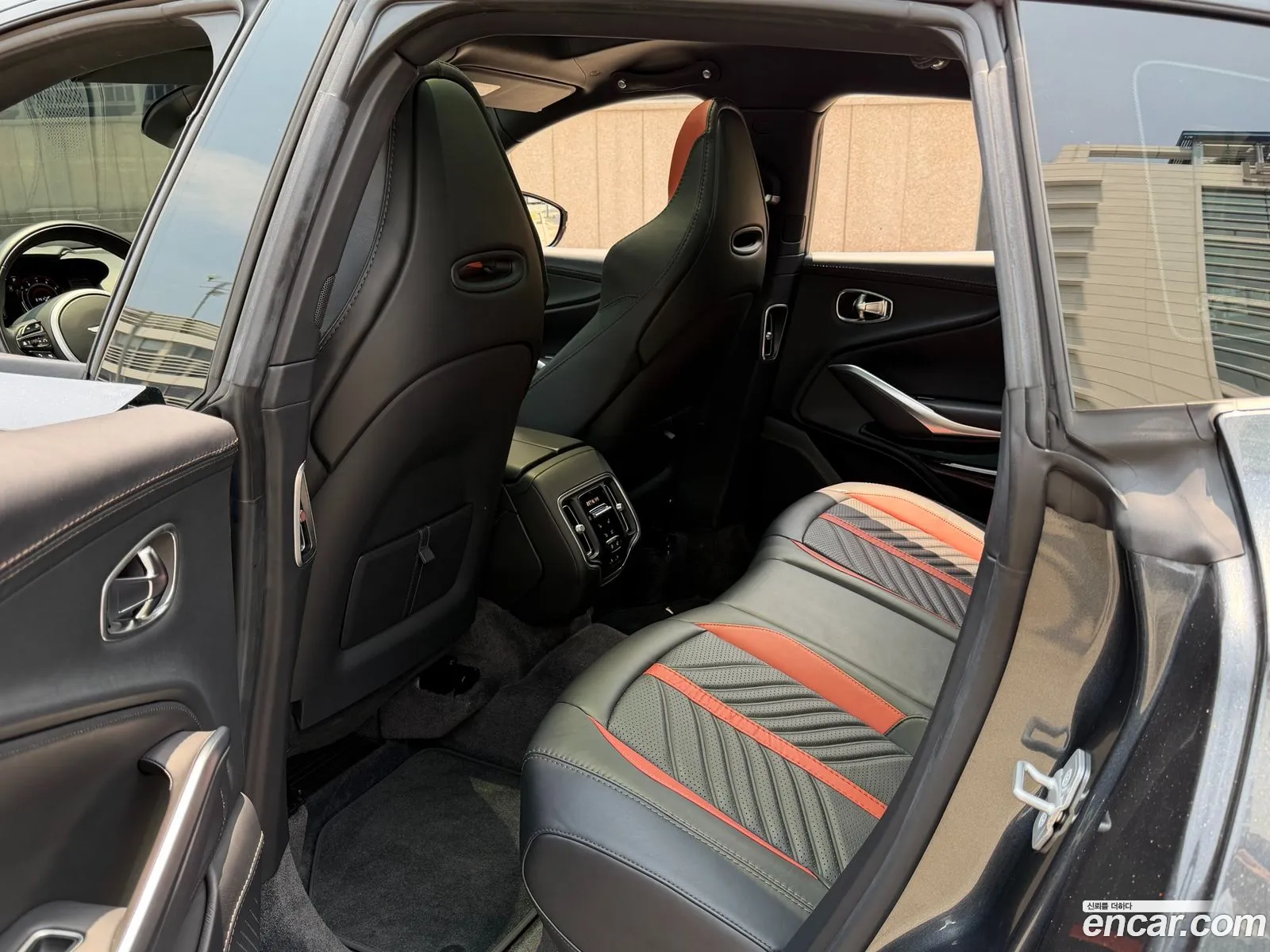 Aston Martin DBX 2023 — 17