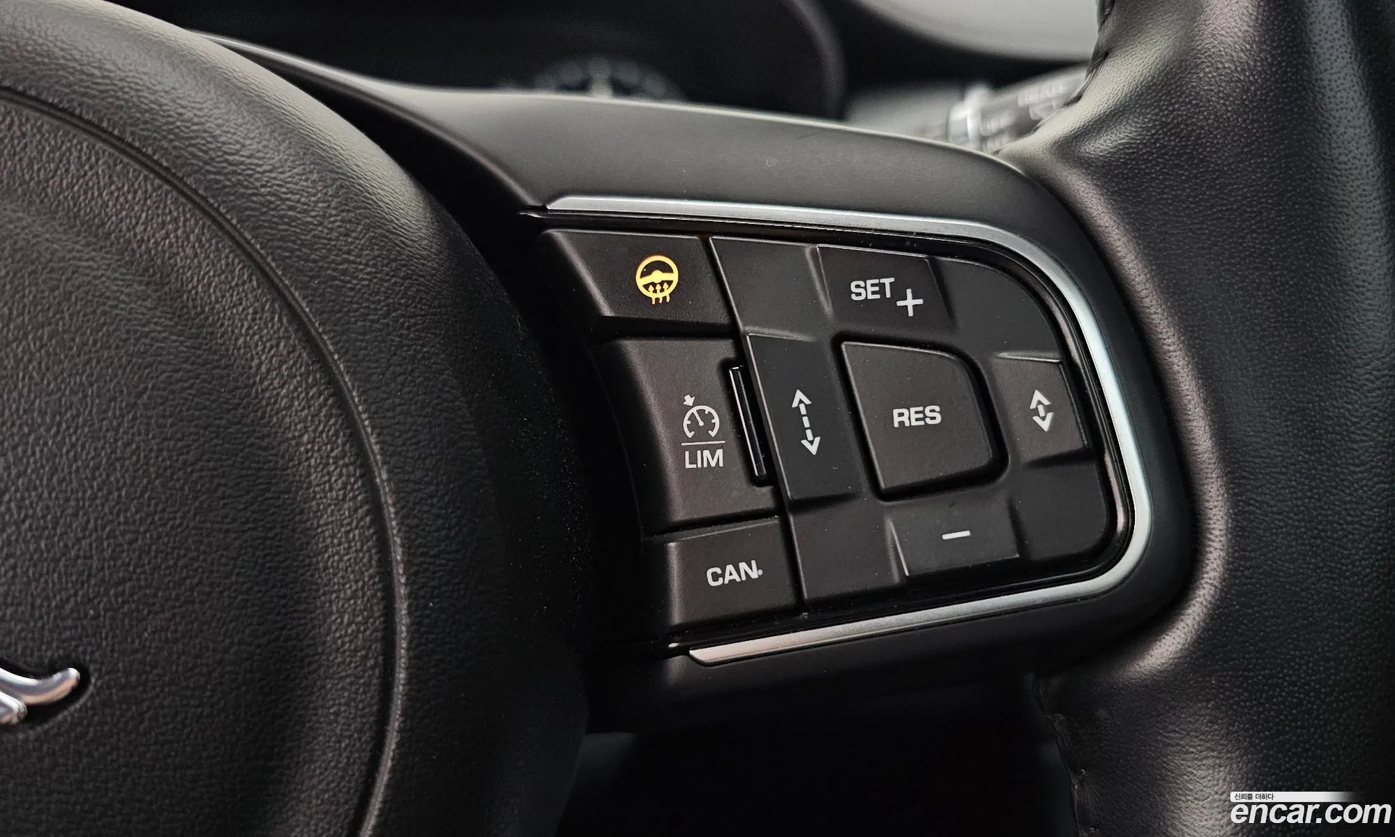 Jaguar E-Pace 2018 SADFA2BX7J1Z28000 — 25