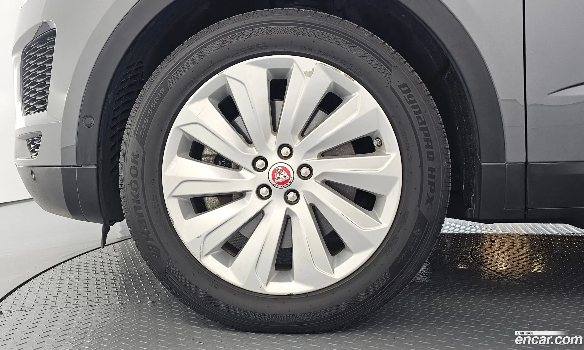 Jaguar E-Pace 2018 SADFA2BX7J1Z28000 — 19