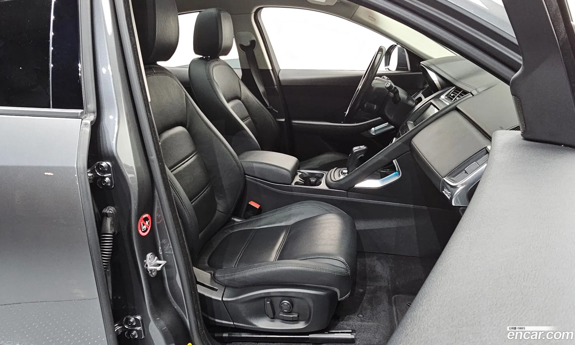 Jaguar E-Pace 2018 SADFA2BX7J1Z28000 — 24