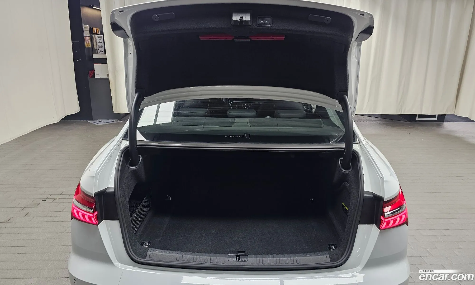 Audi A6 2021 WAUZZZF24MN028058 — 24
