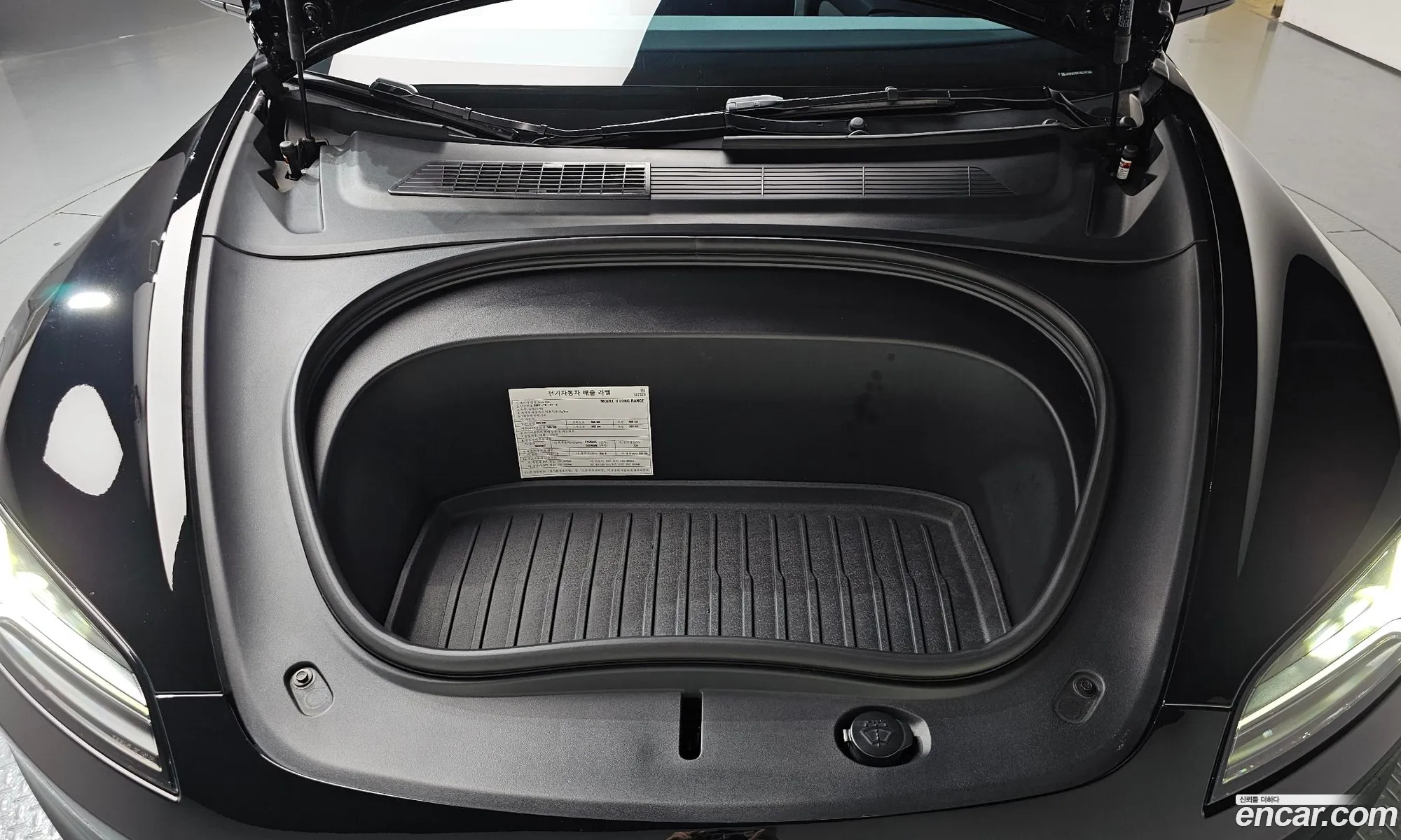 Tesla Model 3 2024 LRW3E7EK7RC127323 — 32
