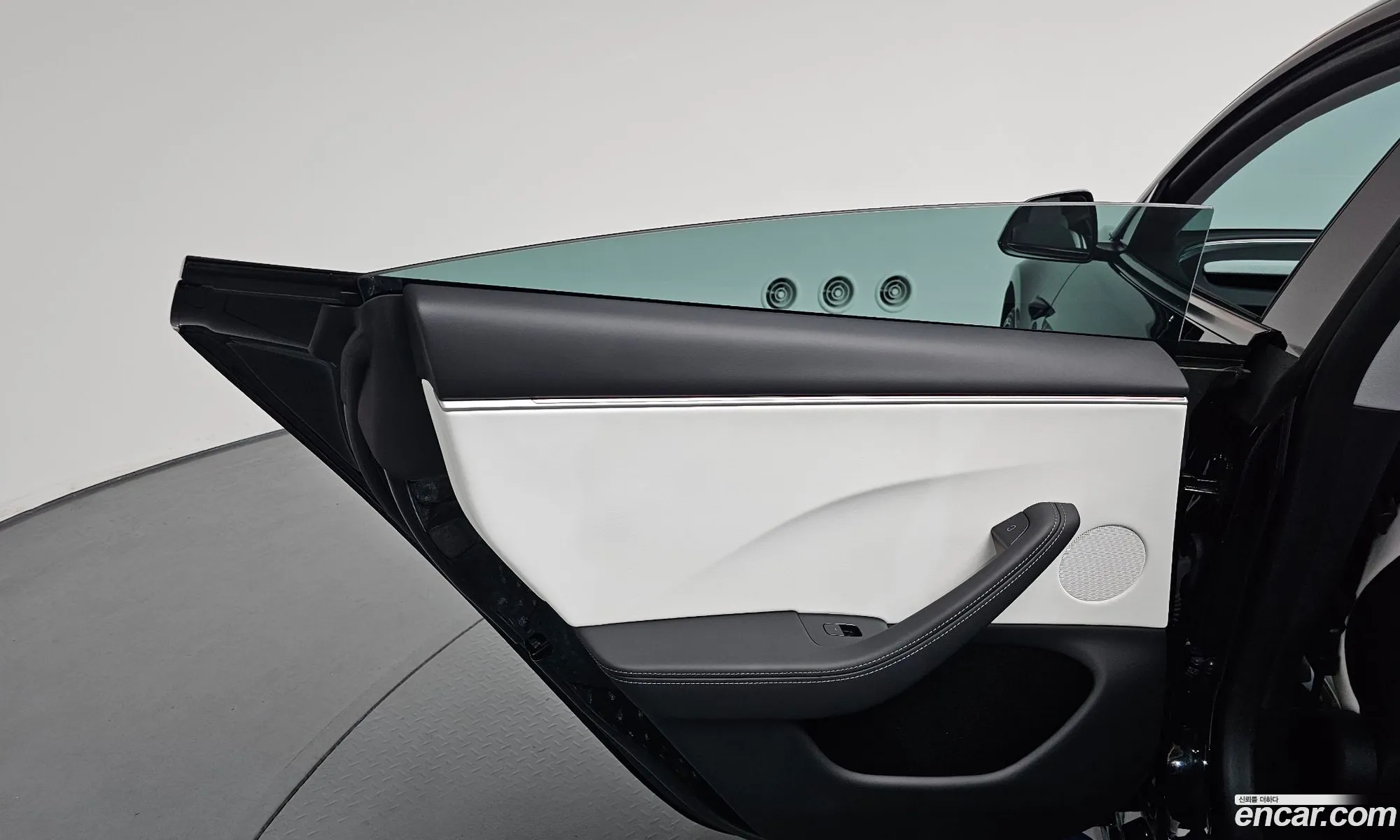Tesla Model 3 2024 LRW3E7EK7RC127323 — 4