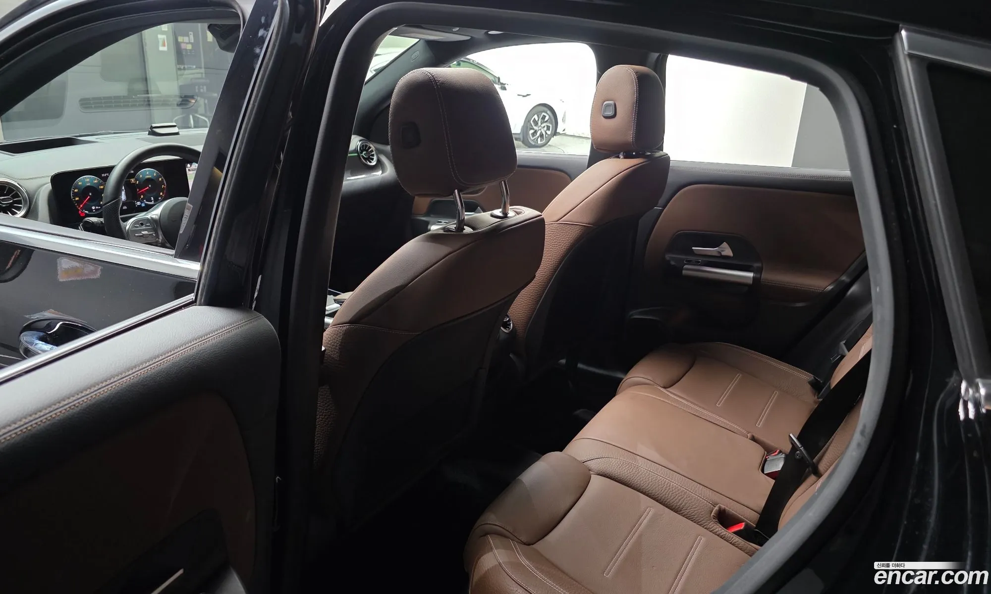 Mercedes-Benz GLA-Class H247 2023 — 24