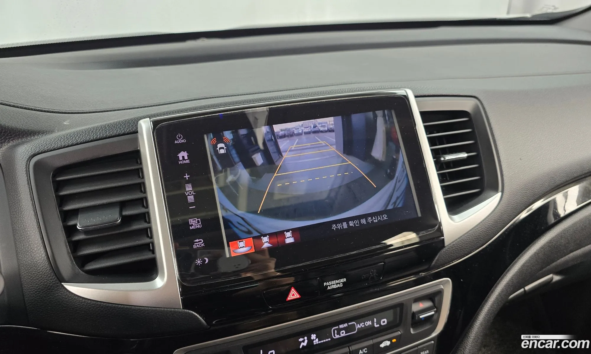 Honda Pilot 2017 5FNYF6850HB200915 — 26