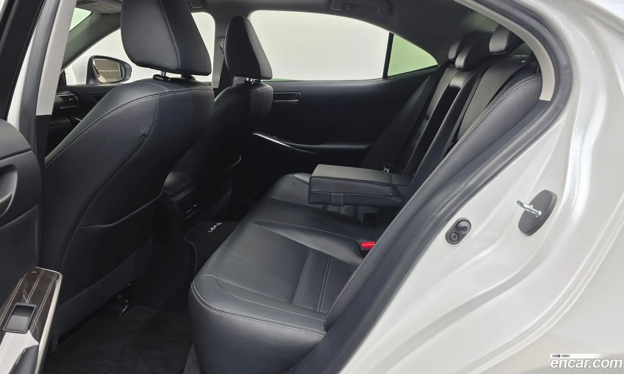 Lexus IS200t 2016 JTHBA5D22H5043556 — 8