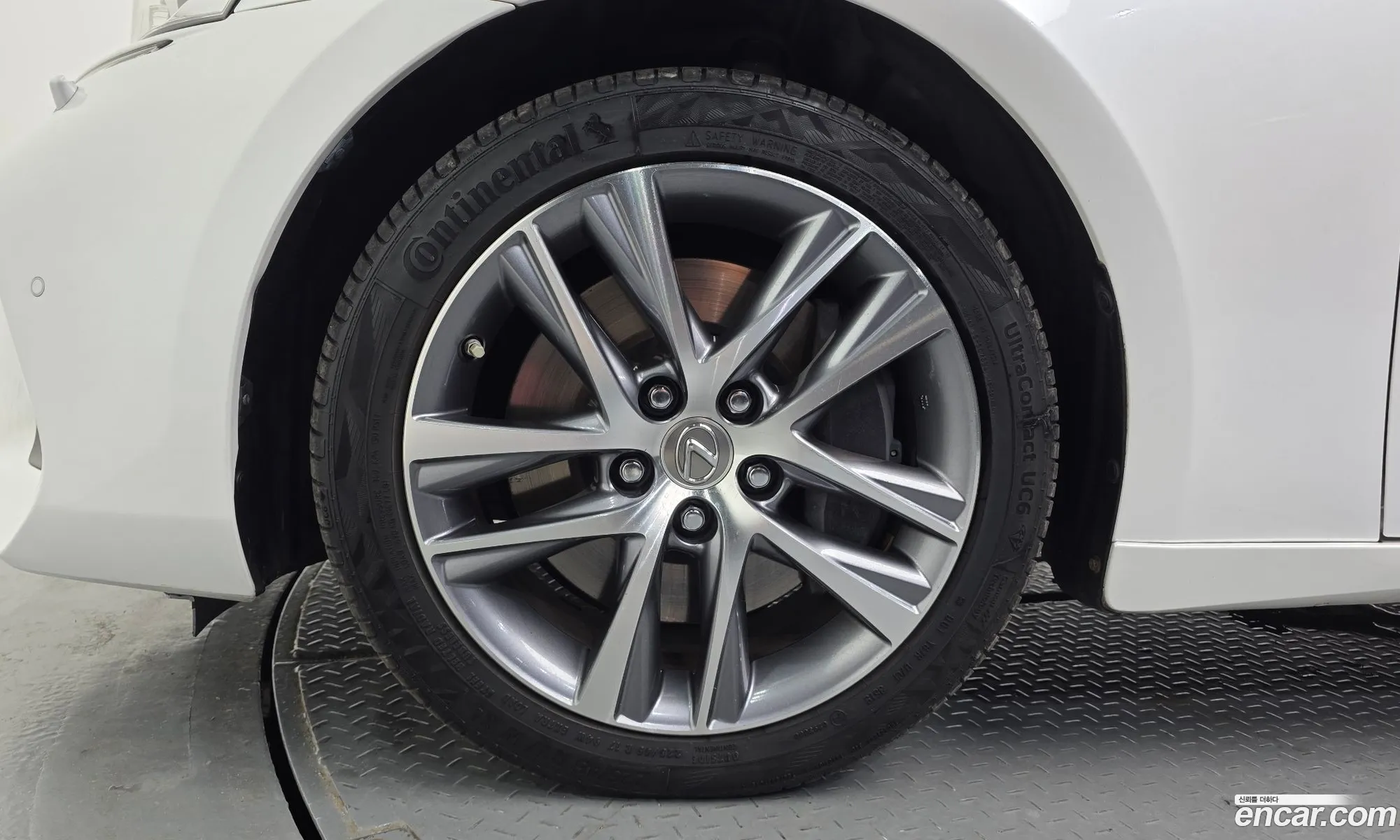 Lexus IS200t 2016 JTHBA5D22H5043556 — 11