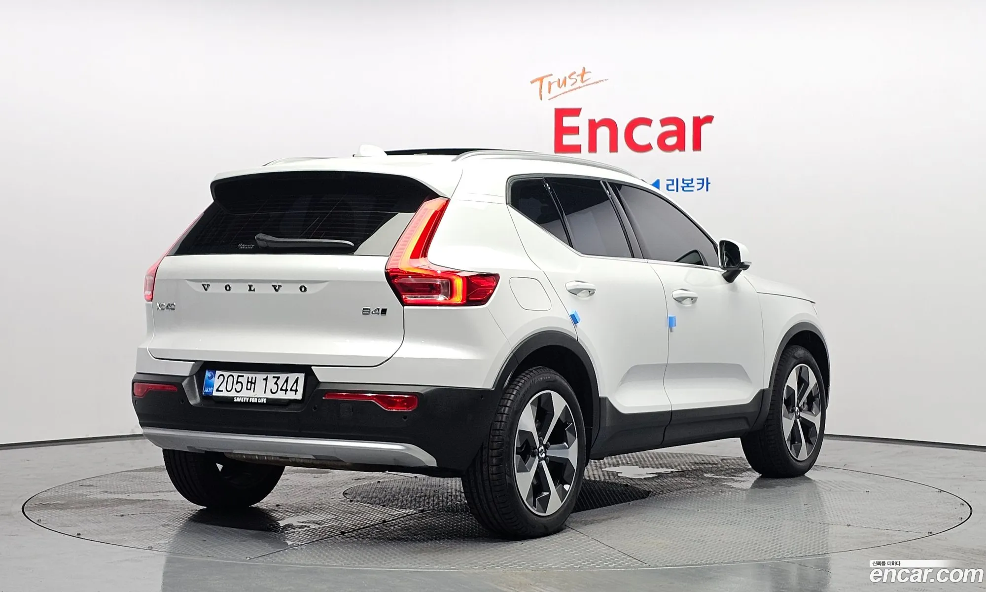 Volvo XC40 2025 — 2