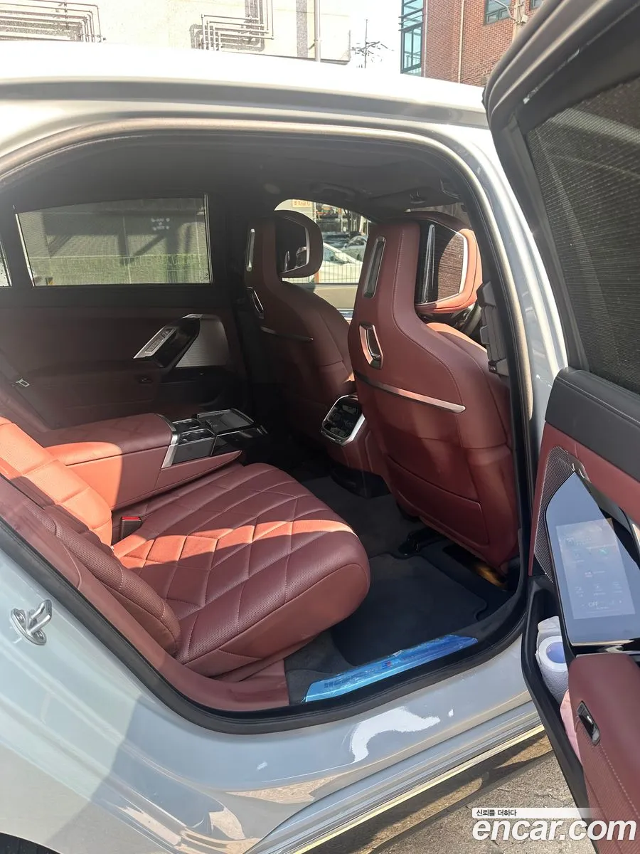 BMW 7 Series 2025 — 8