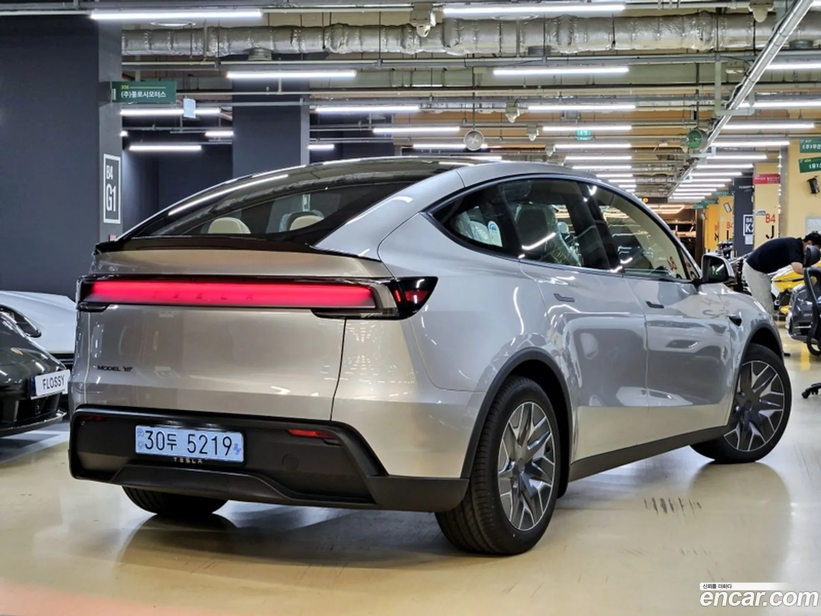 Tesla Model Y 2026 — 16
