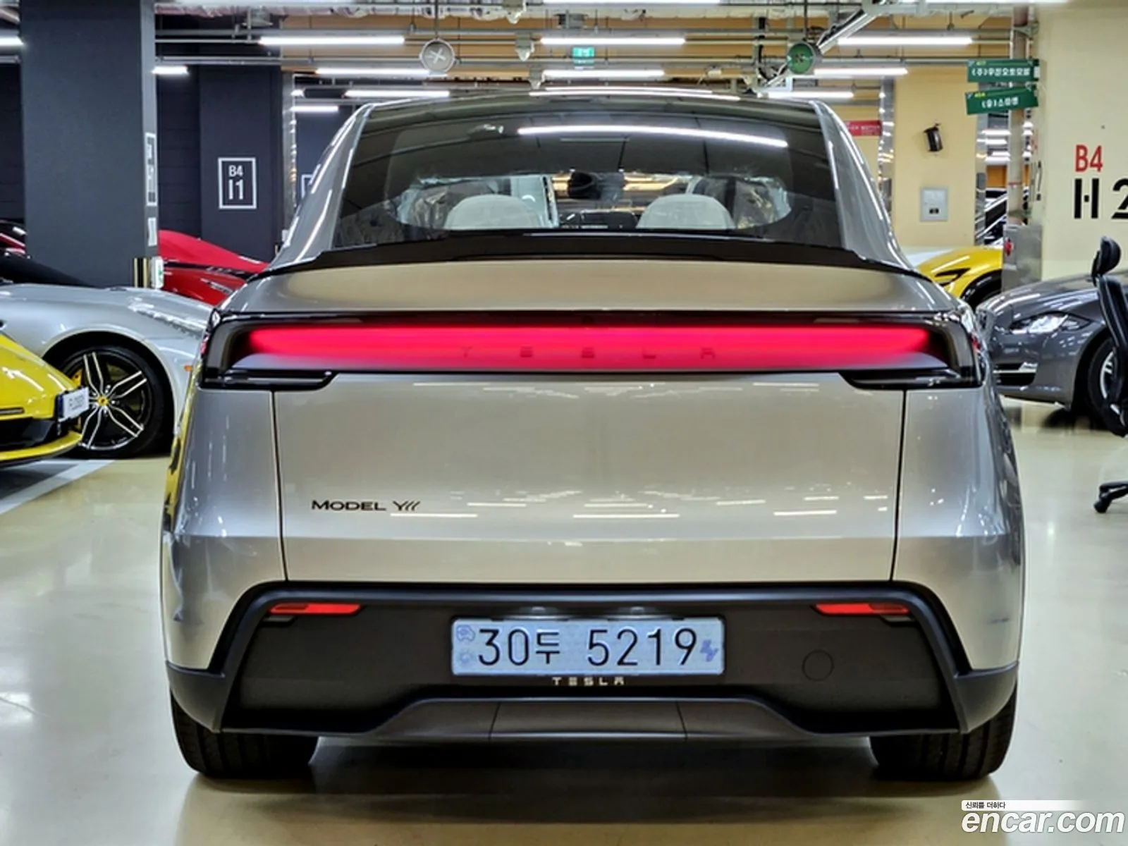 Tesla Model Y 2026 — 13