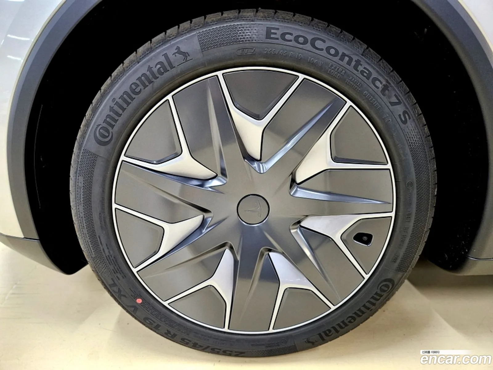 Tesla Model Y 2026 — 8