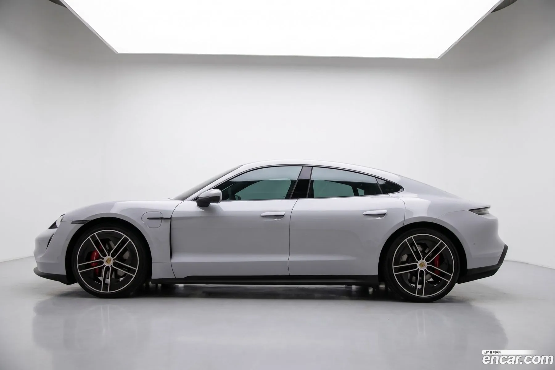 Porsche Taycan 2025 — 17