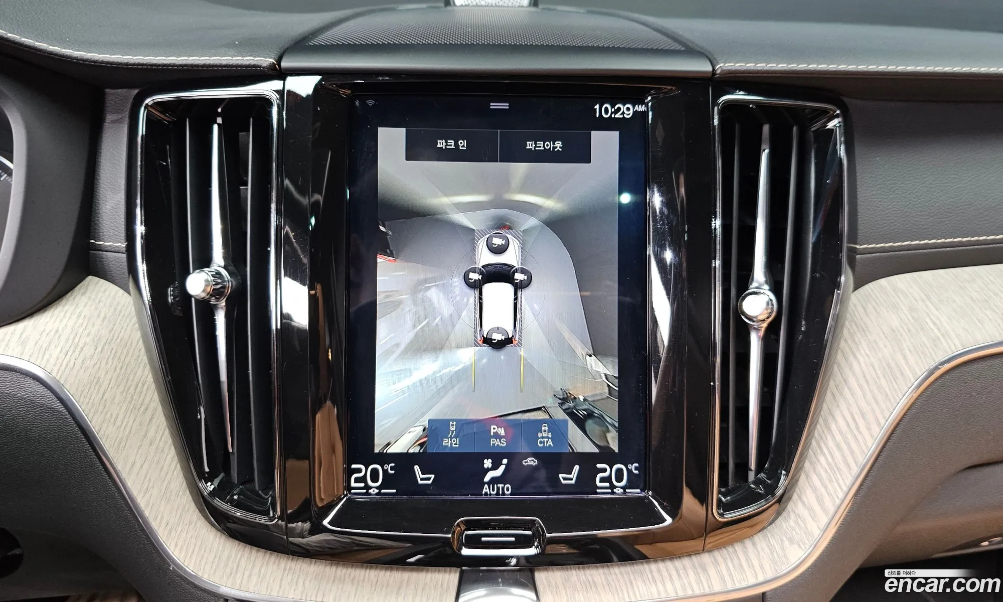 Volvo XC60 2018 YV1UZ68TCJ1107283 — 31