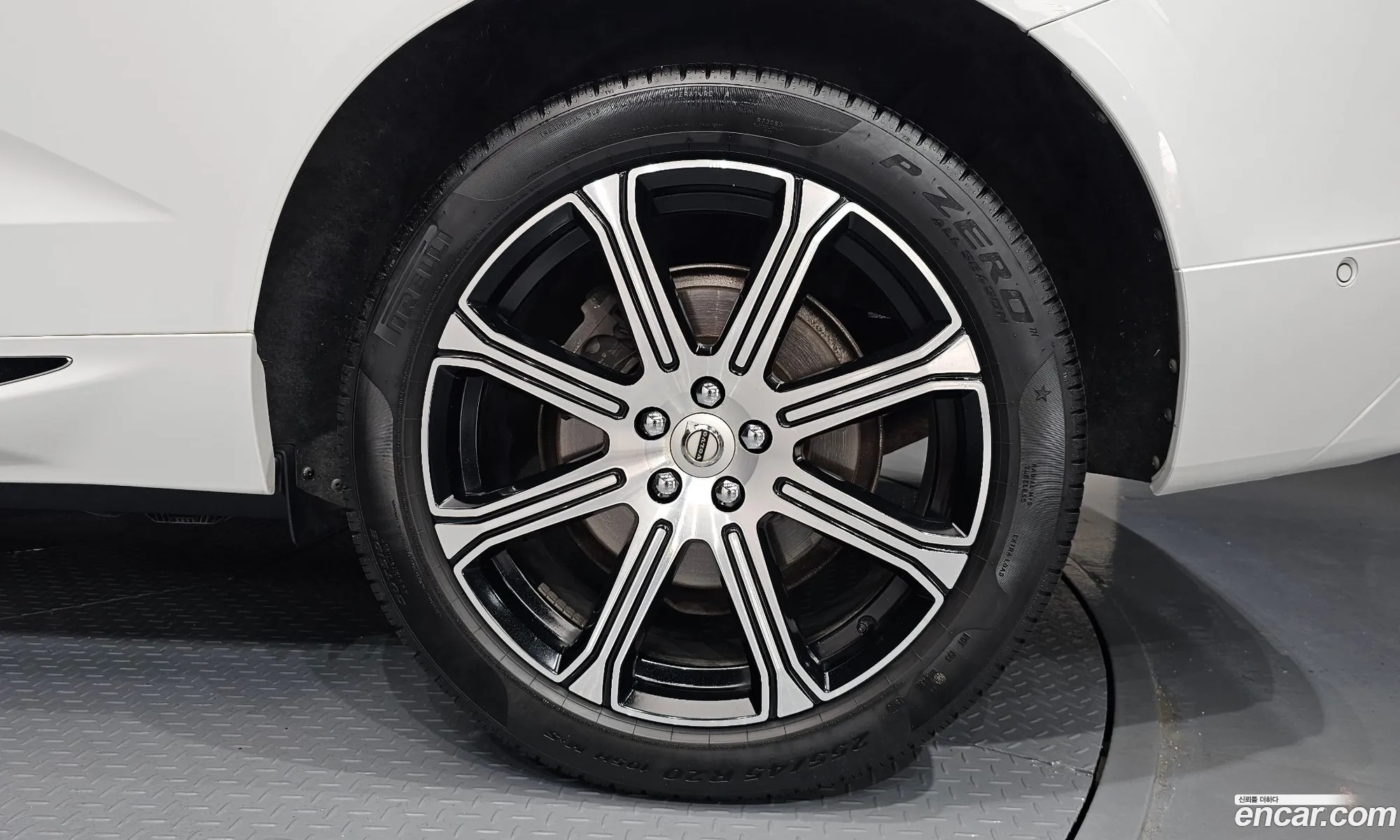 Volvo XC60 2018 YV1UZ68TCJ1107283 — 12