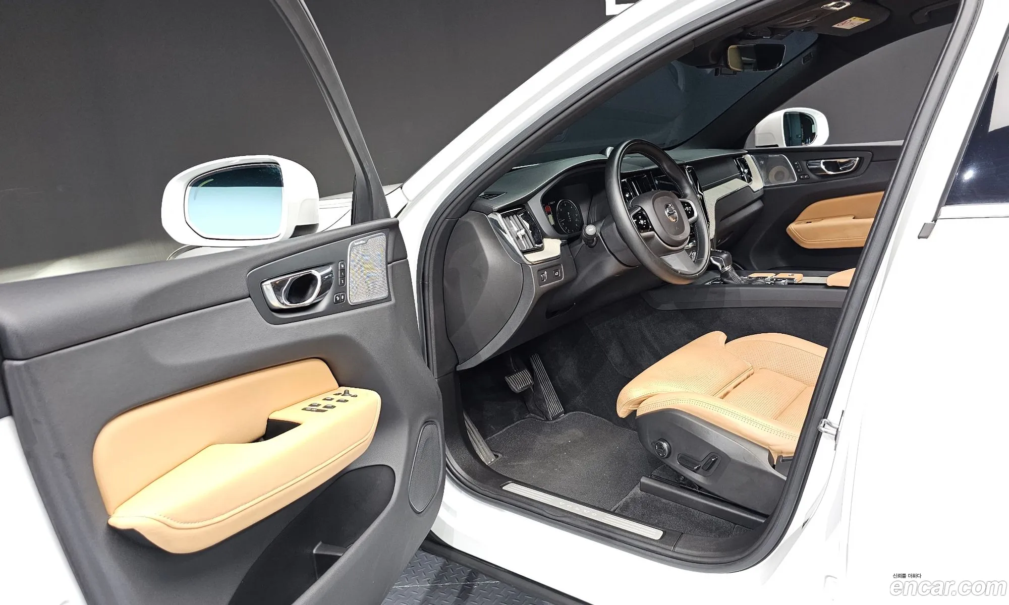 Volvo XC60 2018 YV1UZ68TCJ1107283 — 24