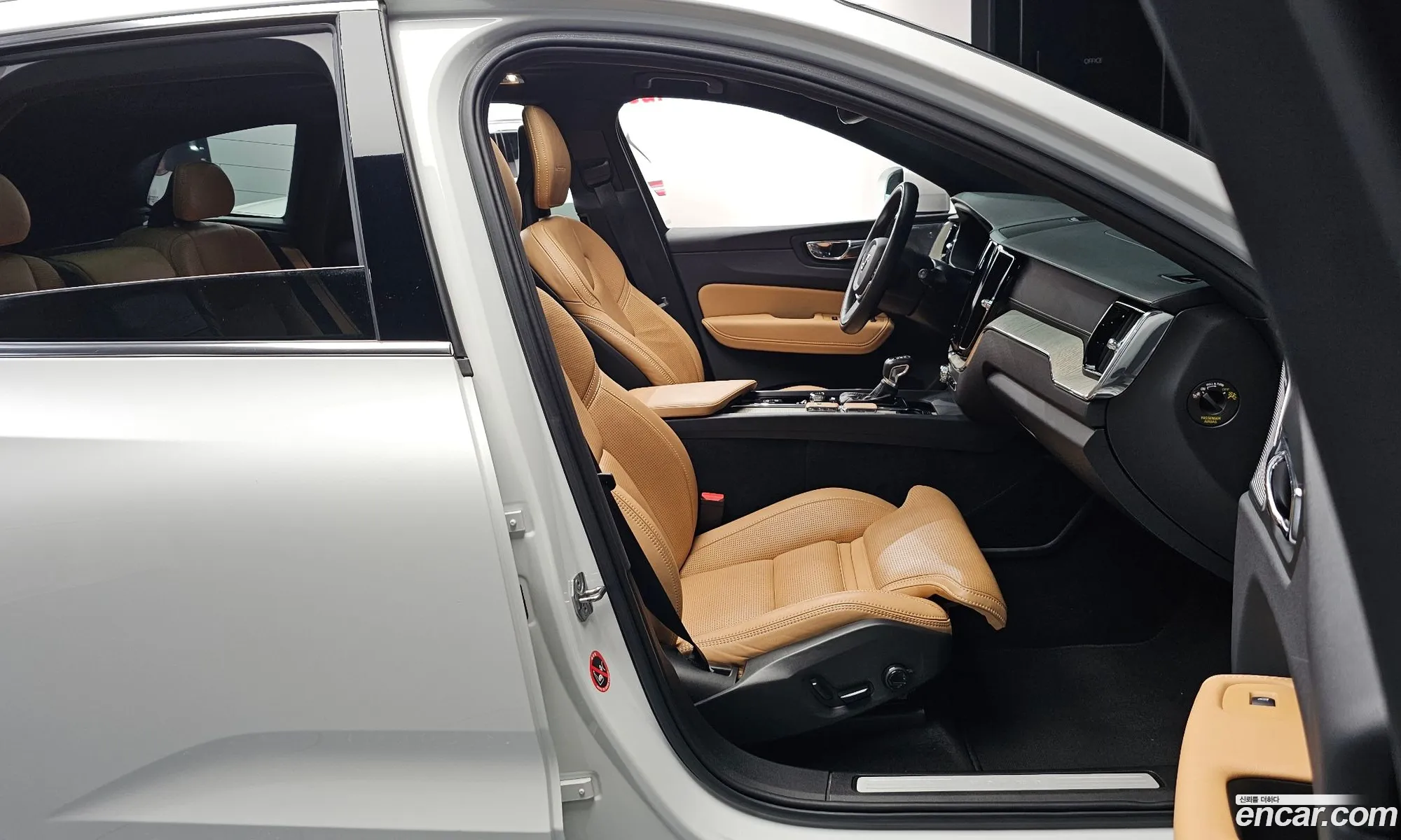 Volvo XC60 2018 YV1UZ68TCJ1107283 — 22