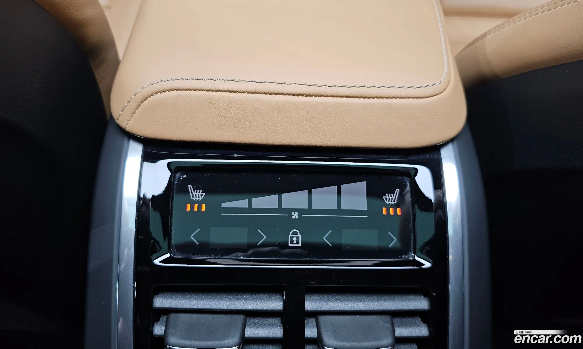 Volvo XC60 2018 YV1UZ68TCJ1107283 — 8