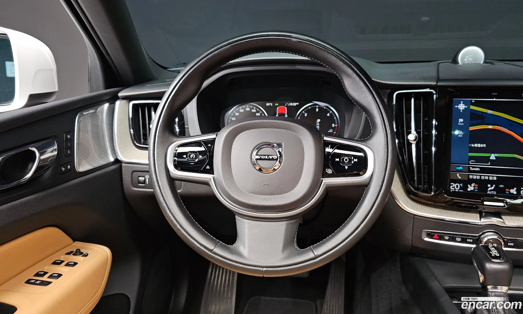Volvo XC60 2018 YV1UZ68TCJ1107283 — 26