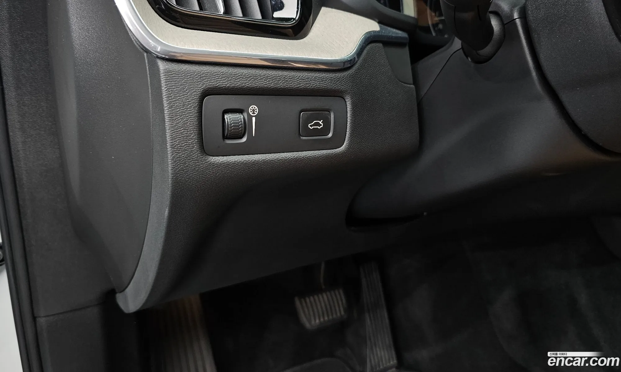 Volvo XC60 2018 YV1UZ68TCJ1107283 — 6