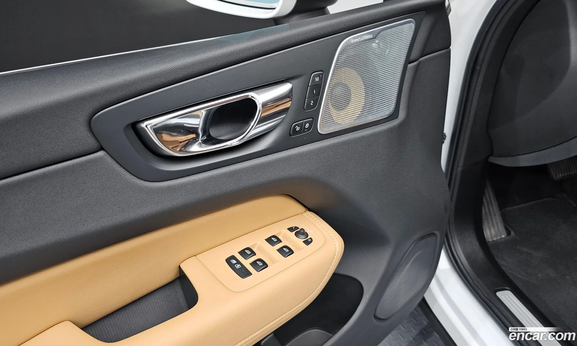 Volvo XC60 2018 YV1UZ68TCJ1107283 — 32