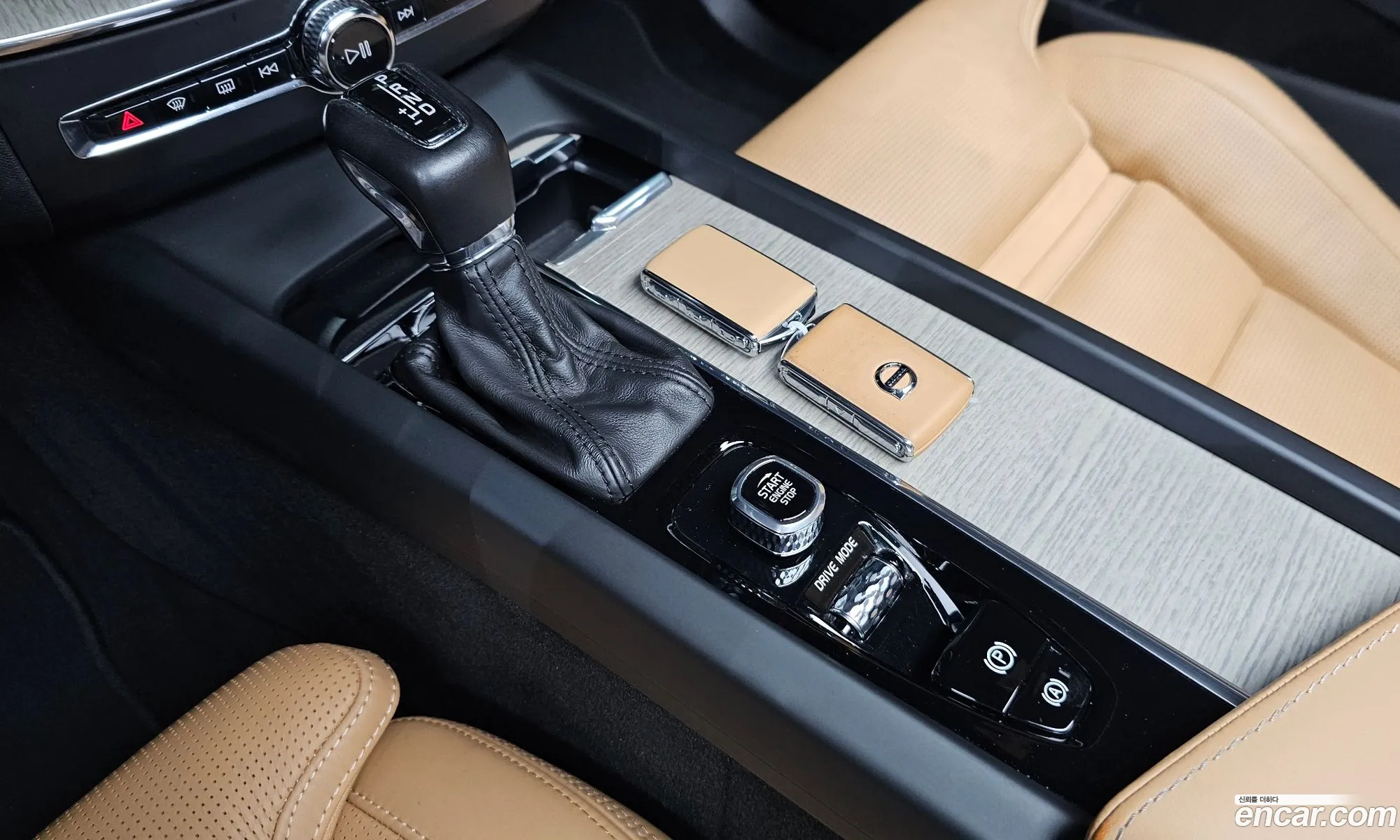 Volvo XC60 2018 YV1UZ68TCJ1107283 — 27
