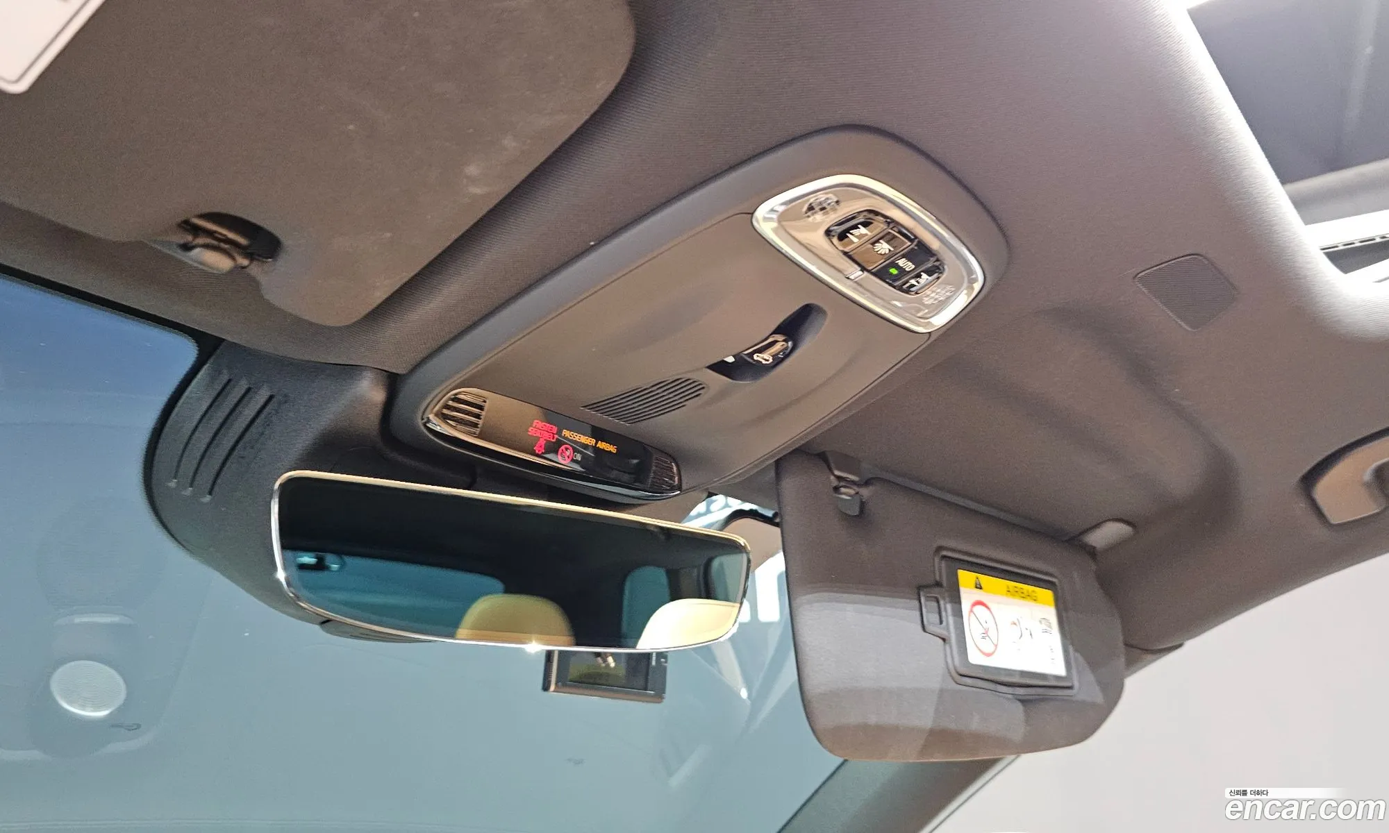 Volvo XC60 2018 YV1UZ68TCJ1107283 — 19